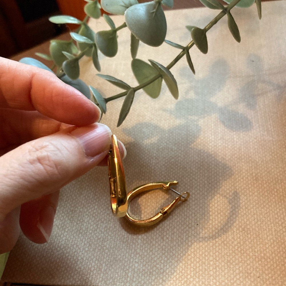 Avon Vintage Jewelry, Sleek and Classic J-Hoop GoldTone Earrings | NIB E40 - Picture 4 of 9